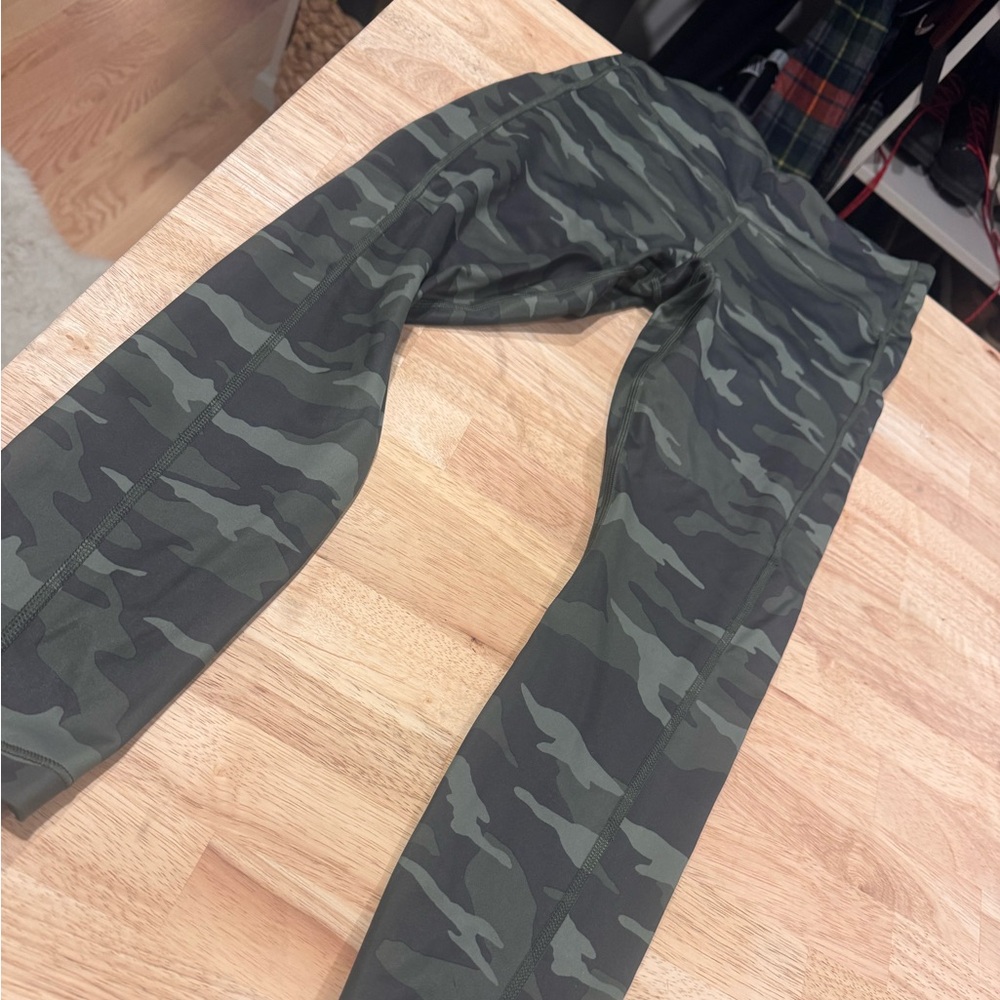 Athleta camo ultimate 7/8 tight leggings